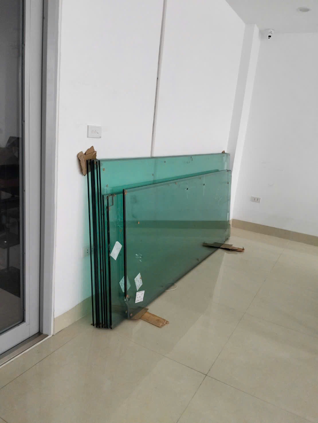 Kính xanh được kê và xếp gọn trong không gian công trình